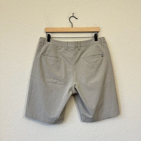 TRAVIS MATHEW 9.5" Beck Golf Performance Shorts Stretch Pockets in Taupe - Picture 5 of 9